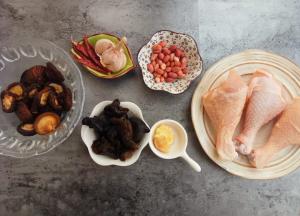 准备好食材:鸡腿三个、干香菇适量、花生米一把、木耳一小把、生姜一块、大蒜半个