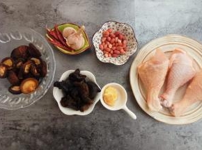 准备好食材:鸡腿三个、干香菇适量、花生米一把、木耳一小把、生姜一块、大蒜半个