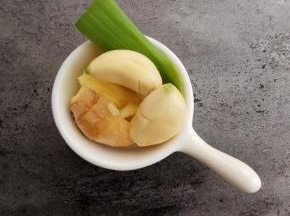 生姜洗干净拍一下，大蒜和葱也洗干净备用