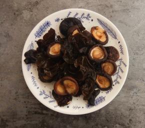香菇和木耳提前泡发，泡了香菇的水留起来
