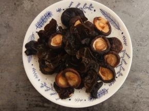 香菇和木耳提前泡发，泡了香菇的水留起来