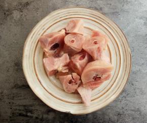 鸡腿洗干净切块