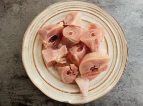 鸡腿洗干净切块