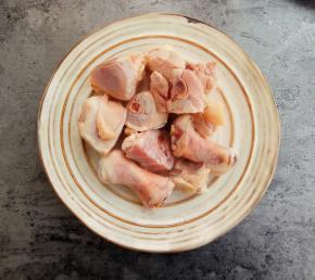 切块的鸡肉冷水入锅焯一下