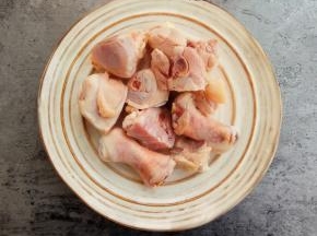 切块的鸡肉冷水入锅焯一下