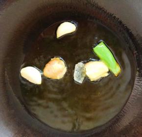 锅里入油，放入葱姜蒜和冰糖炒香