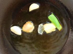锅里入油，放入葱姜蒜和冰糖炒香
