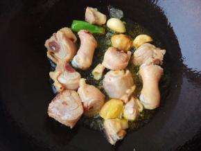 接着放入鸡腿肉翻炒