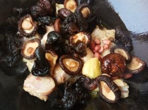 再放入香菇、木耳和花生一起翻炒