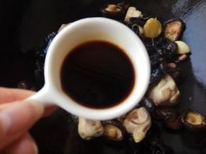 放入酱油