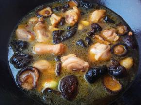 加入刚刚泡的香菇水，半勺十三香、干辣椒