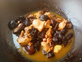 大火少来后转中小火炖20-30分钟直到收汁，放盐出锅即可