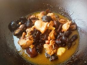 大火少来后转中小火炖20-30分钟直到收汁，放盐出锅即可