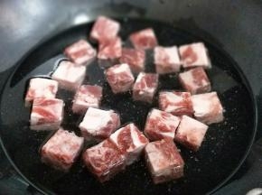 牛肉粒焯水，冷水入锅，大火烧开，2分钟捞出，捞出后用冷水冲洗，将牛肉粒上面的杂质冲洗干净。
