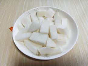 白萝卜去皮，切块。