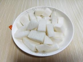 白萝卜去皮，切块。
