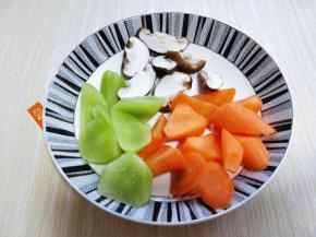 胡萝卜，莴笋去皮切菱形块，香菇洗干净切片。