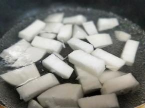 切好的白萝卜焯水，锅中加入清水烧开后，加入切好的白萝卜，再次烧开立即捞出。