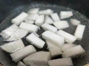 切好的白萝卜焯水，锅中加入清水烧开后，加入切好的白萝卜，再次烧开立即捞出。