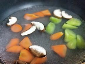 将香菇，胡萝卜，莴笋焯水，同样，水烧开后加入三者，再次烧开后立即捞出。