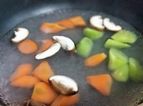 将香菇，胡萝卜，莴笋焯水，同样，水烧开后加入三者，再次烧开后立即捞出。
