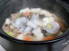 再加入虾仁，炖煮5分钟即可出锅。
