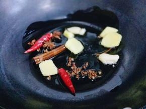 起油锅，加入香料炒香。