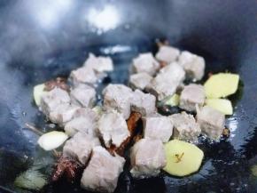 再加入焯过水的牛肉粒煸炒。