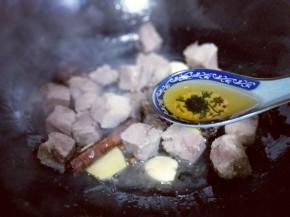 加入料酒。(可以适当多加一些)