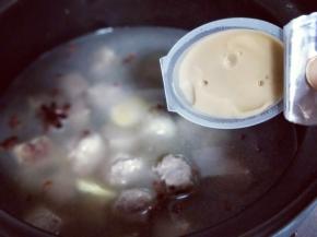 加入1000ml的清水，加入浓汤宝，大火烧开后，转小火慢炖35分钟。(我盒马买的牛肉粒特别鲜嫩，所以35分钟就烂糊了) 炖煮牛肉的时间可以根据实际情况增肌看。