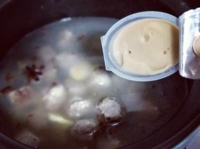 加入1000ml的清水，加入浓汤宝，大火烧开后，转小火慢炖35分钟。(我盒马买的牛肉粒特别鲜嫩，所以35分钟就烂糊了) 炖煮牛肉的时间可以根据实际情况增肌看。