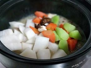 这时牛肉已经炖的烂糊了，加入萝卜，胡萝卜，莴笋，香菇，炖煮10分钟。