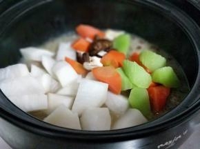 这时牛肉已经炖的烂糊了，加入萝卜，胡萝卜，莴笋，香菇，炖煮10分钟。