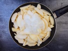 放入白糖和冰糖