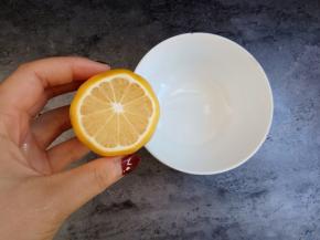 柠檬挤出柠檬汁