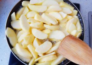 中火把苹果煮开