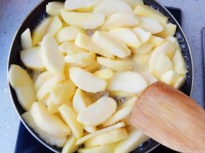 中火把苹果煮开
