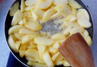 慢慢的苹果会出很多汁