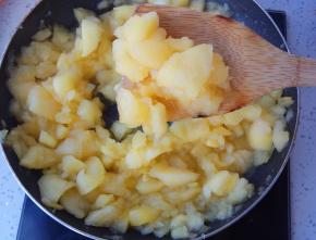 慢慢的把苹果煮软