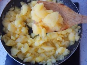 慢慢的把苹果煮软