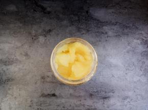 把煮软的苹果放入料理机，打成泥