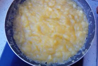 直到苹果果酱变得粘稠起胶状