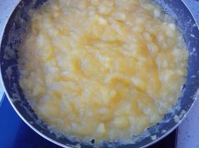 直到苹果果酱变得粘稠起胶状