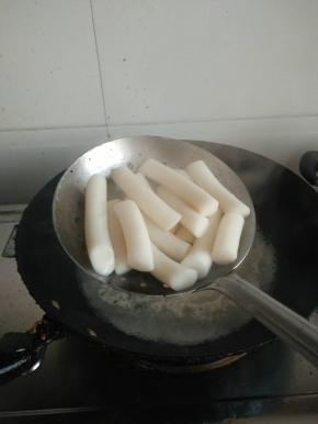 放开水里煮两分钟