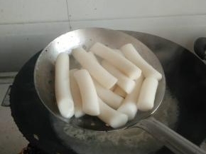 放开水里煮两分钟