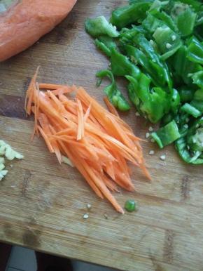 切点胡萝卜丝和青椒丝