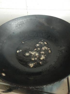 热锅入油先放姜末