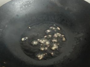 热锅入油先放姜末