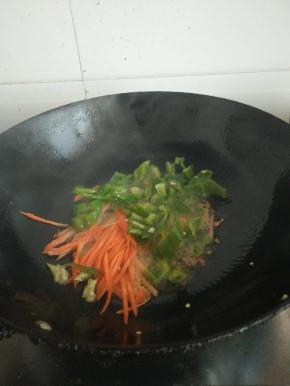 再放胡萝卜丝和青椒