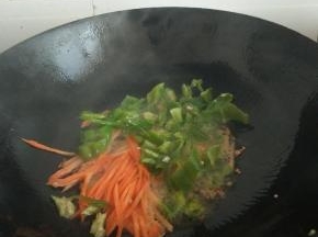 再放胡萝卜丝和青椒